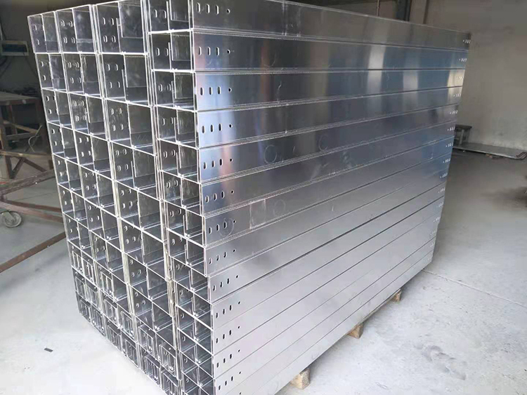 全封闭桥架抵御突发天气